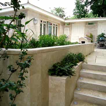 Bahçede traverten merdiven